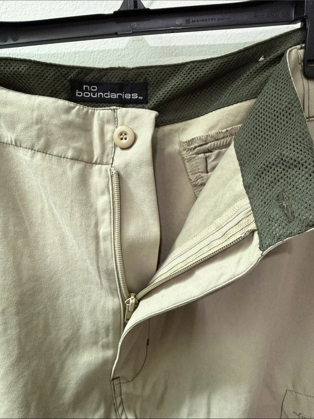 No Boundaries Men's Cargo Shorts in Light Khaki